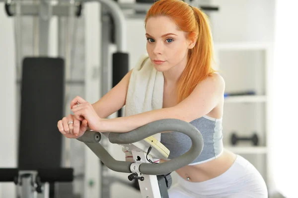 Deportiva Joven Ciclismo Gimnasio —  Fotos de Stock