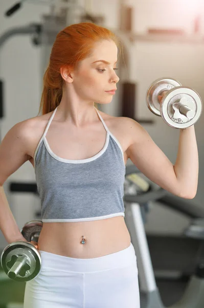 Sportif Jeune Femme Formation Avec Haltères Dans Salle Gym — Photo