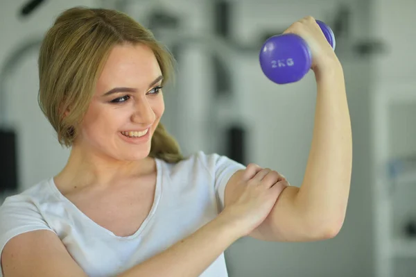 Deportiva Joven Entrenando Con Mancuerna Gimnasio — Foto de Stock