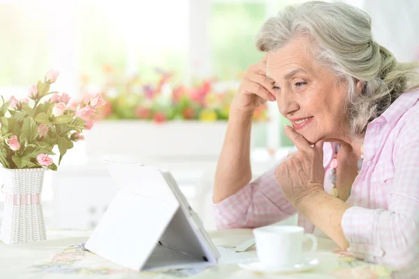 Όμορφη Ηλικιωμένη Γυναίκα Που Χρησιμοποιεί Σύγχρονο Δισκίο Ενώ Πίνοντας Τσάι — Φωτογραφία Αρχείου