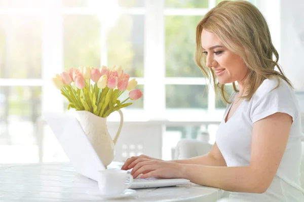 Junge Schöne Frau Mit Laptop Tisch Mit Blumen — Stockfoto