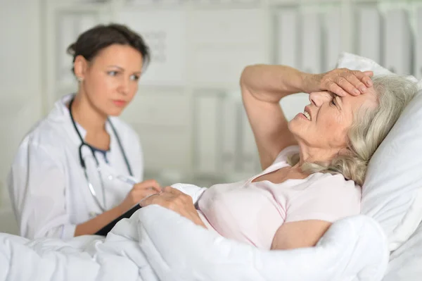 Kranke Seniorin Mit Arzt Krankenhaus — Stockfoto