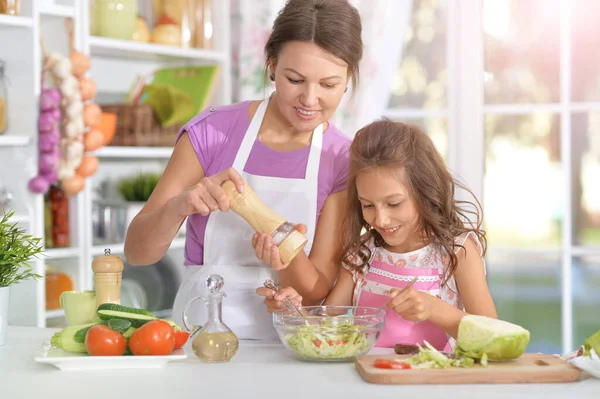 Mädchen Mit Mutter Kocht Gemeinsam Salat Küchentisch — Stockfoto