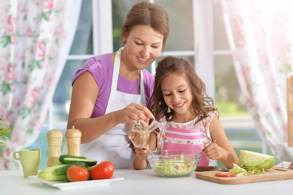 Mädchen Mit Mutter Kocht Gemeinsam Salat Küchentisch — Stockfoto