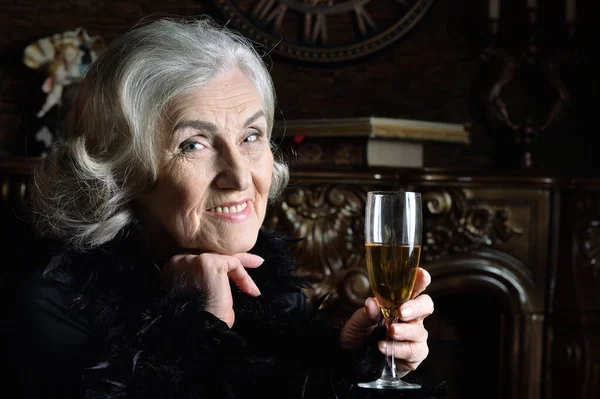 Vacker Äldre Kvinna Poserar Hemma Med Champagne — Stockfoto