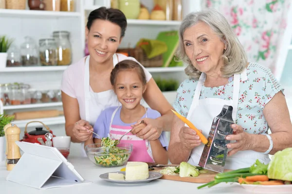 Retrato Família Feliz Coocking Salada Cozinha — Fotografia de Stock