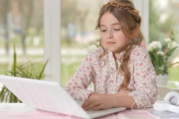Mooi Jong Meisje Met Behulp Van Laptop Aan Tafel — Stockfoto