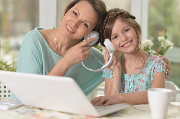 Madre Hija Con Auriculares Usando Computadora Portátil — Foto de Stock