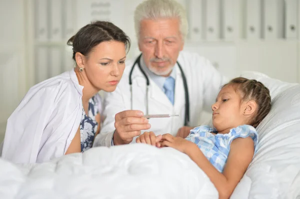 Starszy Lekarz Odwiedzający Małą Dziewczynkę Szpitalu — Zdjęcie stockowe