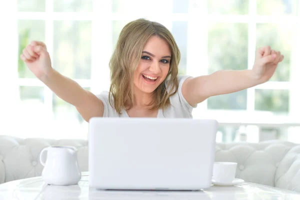 Young Woman Using Laptop Home Showing Fists — Stock Photo, Image
