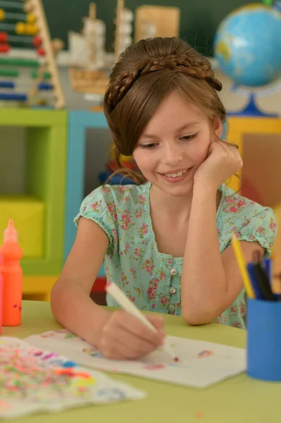 Schattig Meisje Tekening Foto Thuis — Stockfoto