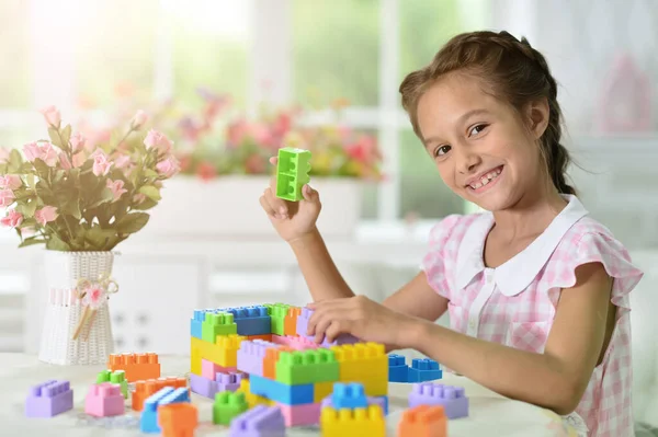 Glücklich Süße Kleine Mädchen Spielen Mit Würfeln — Stockfoto