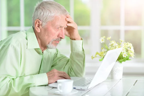 Starszy Biznesmen Pracujący Laptopie Biurze — Zdjęcie stockowe