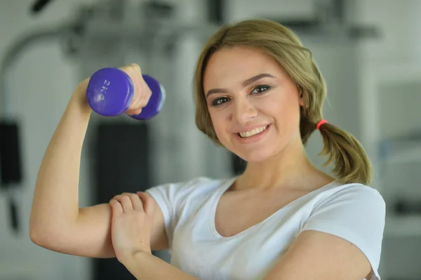 Sportovní Mladá Žena Zvedání Činka Tělocvičně — Stock fotografie