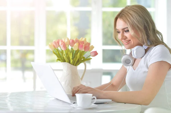Young Beautiful Woman Using Laptop Table Flowers — Stock Photo, Image