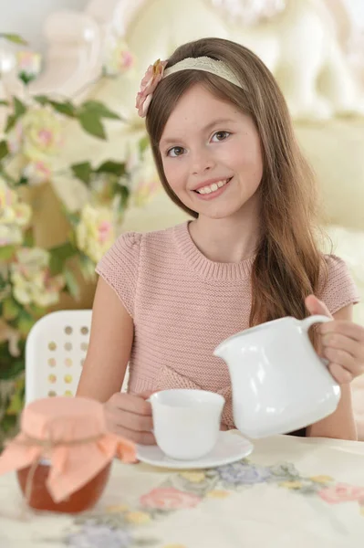 차 큰 컵을 들고 웃는 소녀 스톡 이미지