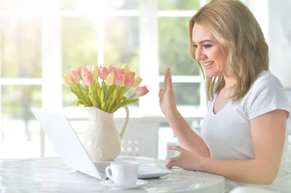 Giovane Donna Che Utilizza Computer Portatile Casa Immagine Stock