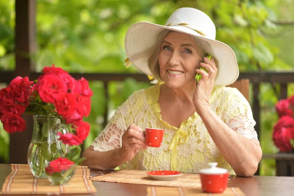 Krásná Usměvavá Starší Žena Pije Kávu Mluví Smartphone — Stock fotografie