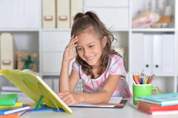 Bella Ragazza Che Lavoro Casa Tavola — Foto Stock