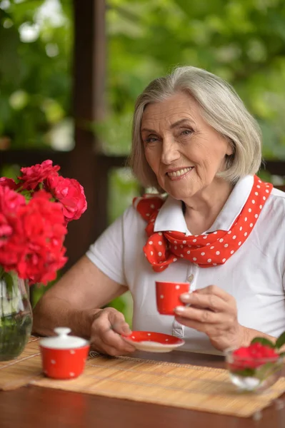 Krásná Usměvavá Starší Žena Pije Kávu — Stock fotografie