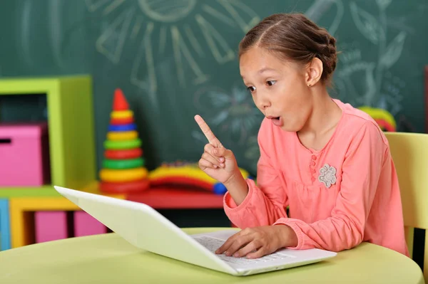 Hermosa Joven Usando Ordenador Portátil Ella Tiene Una Idea — Foto de Stock