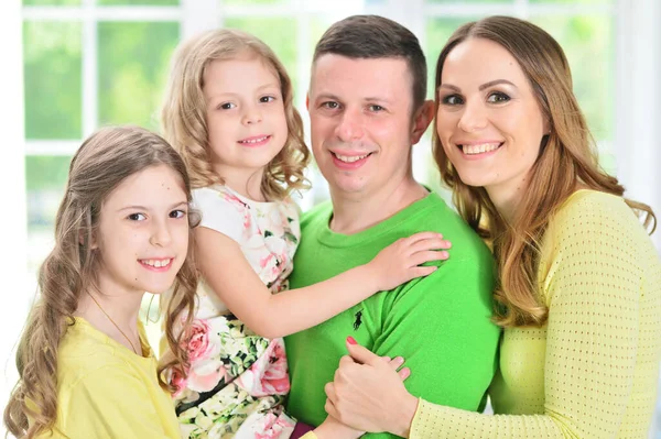 Familia Feliz Con Niños Casa —  Fotos de Stock