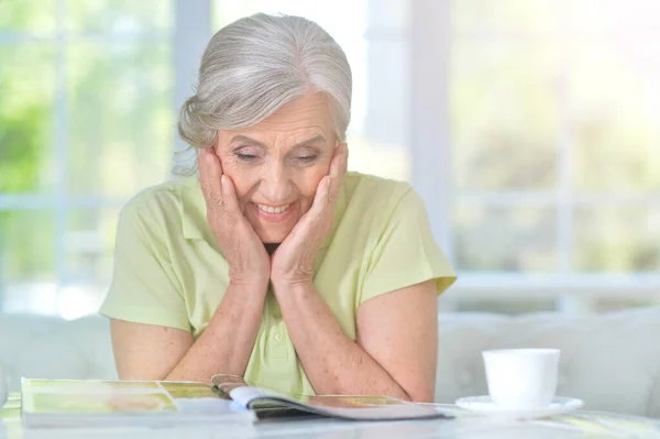 Portrait Happy Aged Woman Reading Magazine — Stock Photo, Image