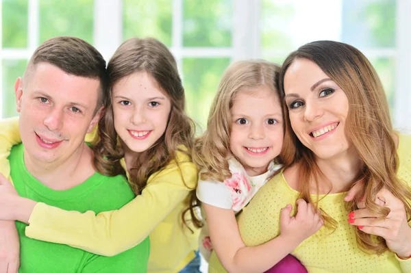 Lycklig Familj Med Barn Hemma — Stockfoto