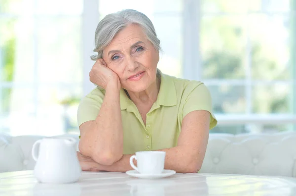 Portret Van Een Mooie Oudere Vrouw Met Kopje Thee Thuis — Stockfoto