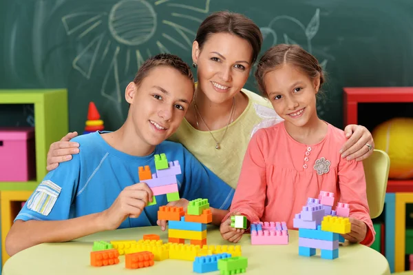 Moeder Kinderen Samenspelen Met Kleurrijke Kunststof Blokken — Stockfoto