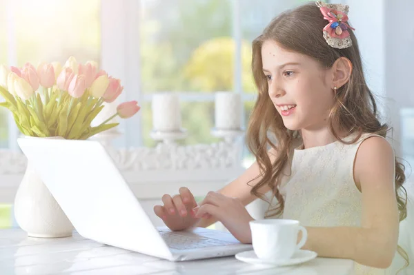 Menina Bonita Com Laptop Estudando — Fotografia de Stock