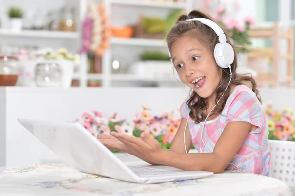 Bella Ragazza Con Computer Portatile Cucina — Foto Stock