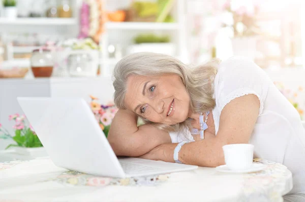 Senior Vrouw Met Laptop Thuis — Stockfoto