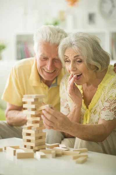 Mutlu Yaşlı Çift Evde Tahta Bloklarla Oynuyor — Stok fotoğraf