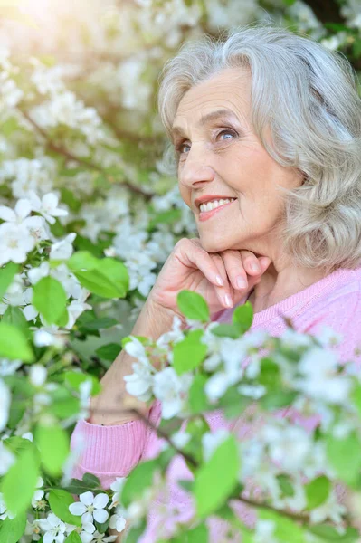 Glad Leende Senior Kvinna Poserar Parken — Stockfoto