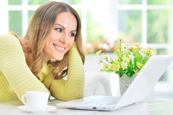 Young Woman Using Laptop Home — Stock Photo, Image