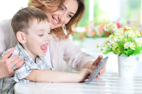 Moeder Zoon Met Behulp Van Moderne Tablet Computer — Stockfoto