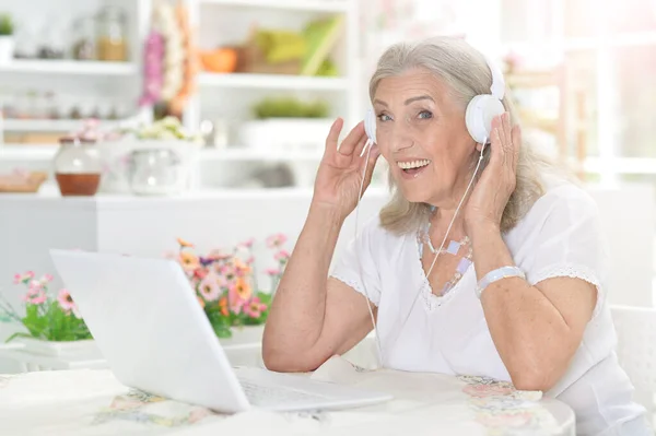 Mulher Idosa Fones Ouvido Usando Laptop Casa — Fotografia de Stock