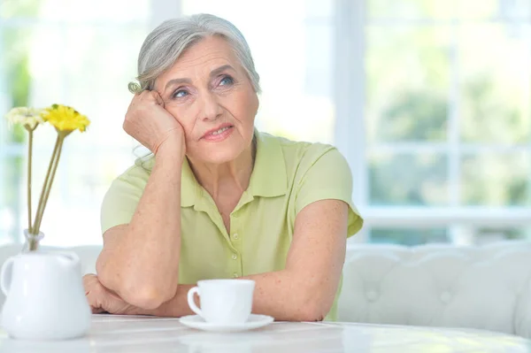 Ritratto Bella Donna Anziana Con Tazza Casa — Foto Stock