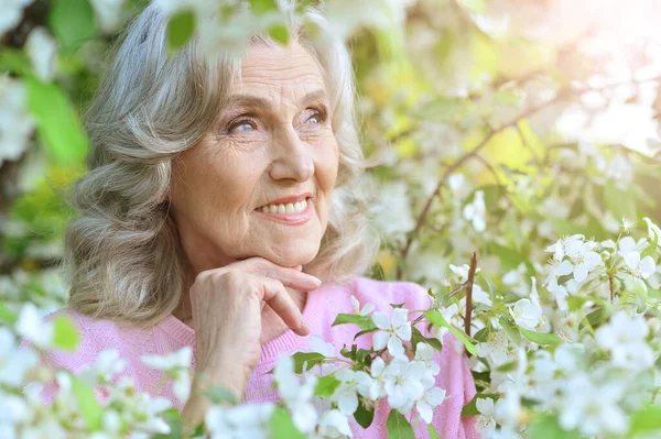 Feliz Sonriente Senior Mujer Posando Parque —  Fotos de Stock