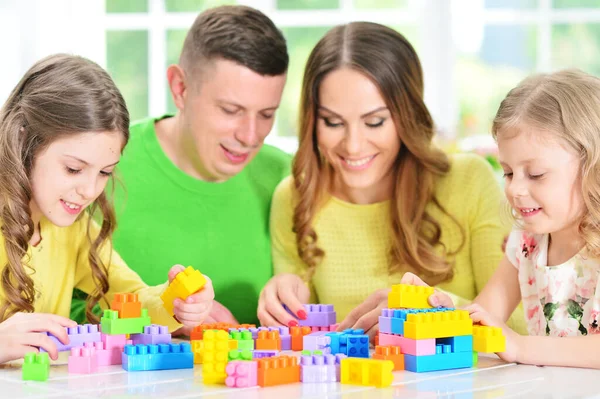 Dziewczyna Matką Ojcem Bawiące Się Kolorowe Plastikowe Bloki — Zdjęcie stockowe