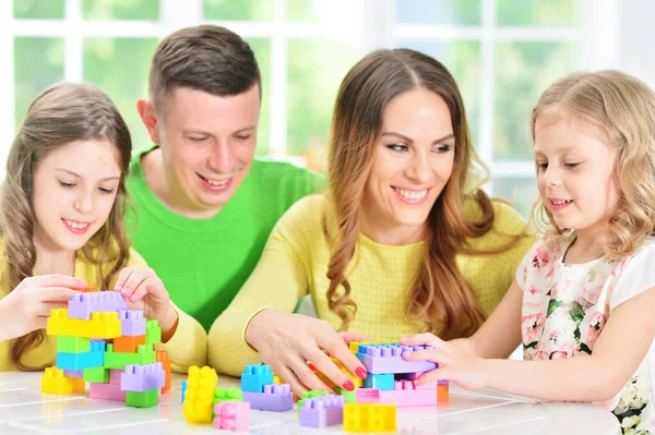 Meisje Met Moeder Vader Spelen Met Kleurrijke Plastic Blokken — Stockfoto