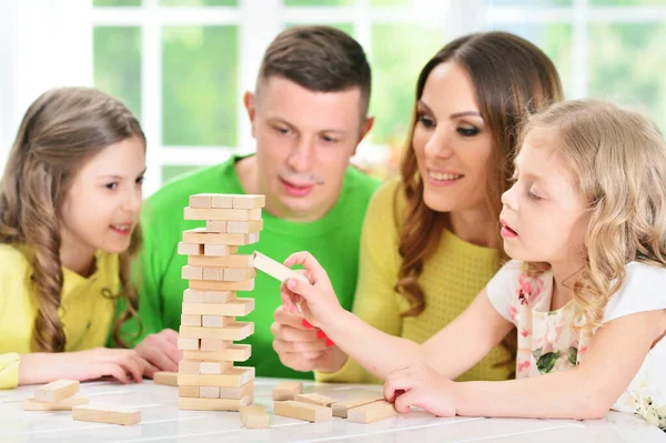 Meisje Met Moeder Vader Spelen Met Houten Blokken — Stockfoto