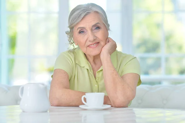 家中一杯茶的漂亮老年妇女的画像 — 图库照片
