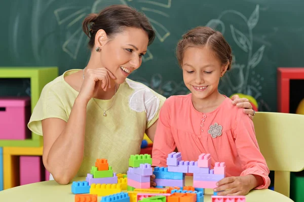 Schattig Klein Meisje Spelen Met Kleurrijke Klei Blokken Thuis — Stockfoto