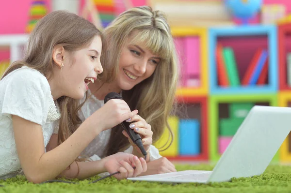 Mother Daughter Singing Karaoke — Stock Photo, Image