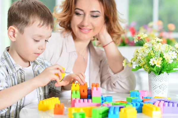 Vrouw Kleine Jongen Spelen Met Kleurrijke Plastic Blokken Samen — Stockfoto