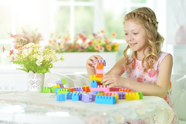 Felice Simpatica Bambina Che Gioca Con Cubi — Foto Stock