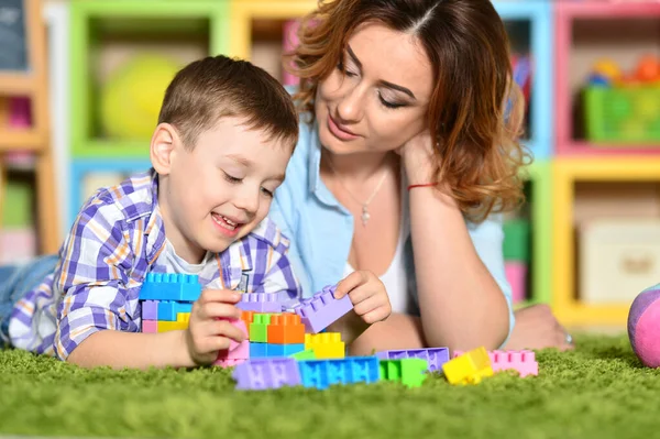 Mulher Filho Brincando Com Blocos Plástico Coloridos Chão — Fotografia de Stock