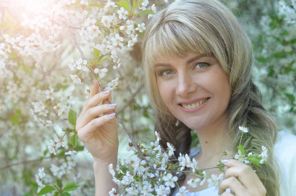 Portrait Beautiful Young Woman Posing Cherry Tree — Stock Photo, Image